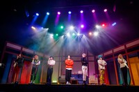 「『カリスマ de ステージ』～ようこそ！カリスマハウスへ～」より。（撮影：小境勝巳）