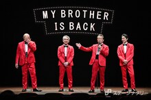 “弟”たちへの思いを語る水谷豊（中央右）。