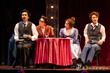 パルコ・プロデュース 2023「エドモン～『シラノ・ド・ベルジュラック』を書いた男～」より。（撮影：岡千里）