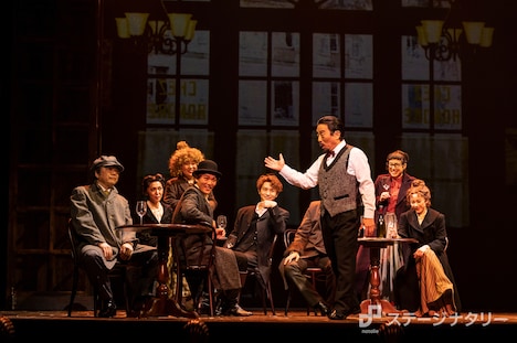 パルコ・プロデュース 2023「エドモン～『シラノ・ド・ベルジュラック』を書いた男～」より。（撮影：岡千里）