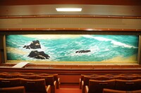 緞帳「朝明けの潮」全景。