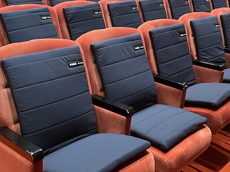 “エアウィーヴ 座 クッション 明治座”が設置された明治座の客席。