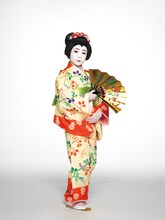 尾上眞秀扮する女童。（撮影：土井浩一郎）