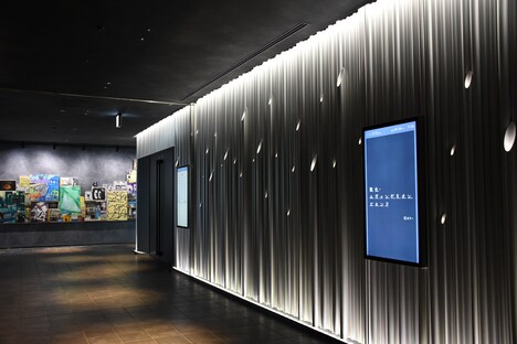 THEATER MILANO-Zaのロビー。デジタルサイネージやアート作品が設置されている。