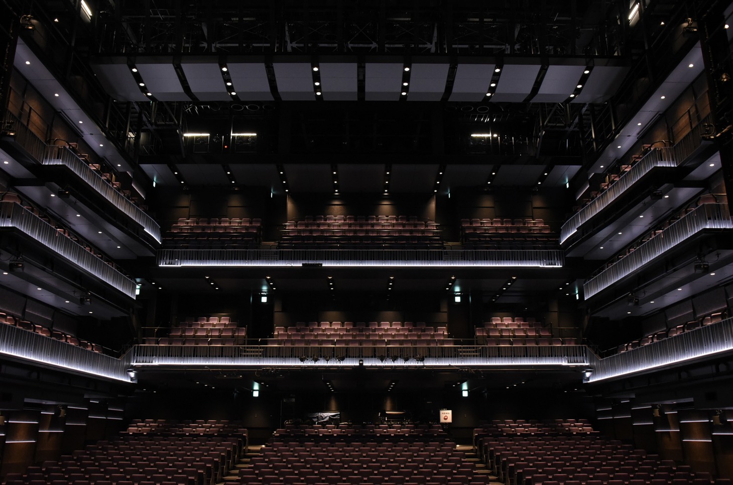 THEATER MILANO-Zaの舞台上から観た客席の様子。