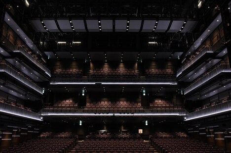THEATER MILANO-Zaの舞台上から観た客席の様子。
