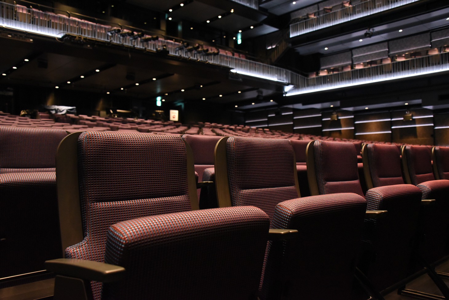 赤紫色を基調としたTHEATER MILANO-Zaの客席。