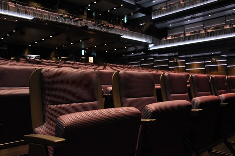 赤紫色を基調としたTHEATER MILANO-Zaの客席。