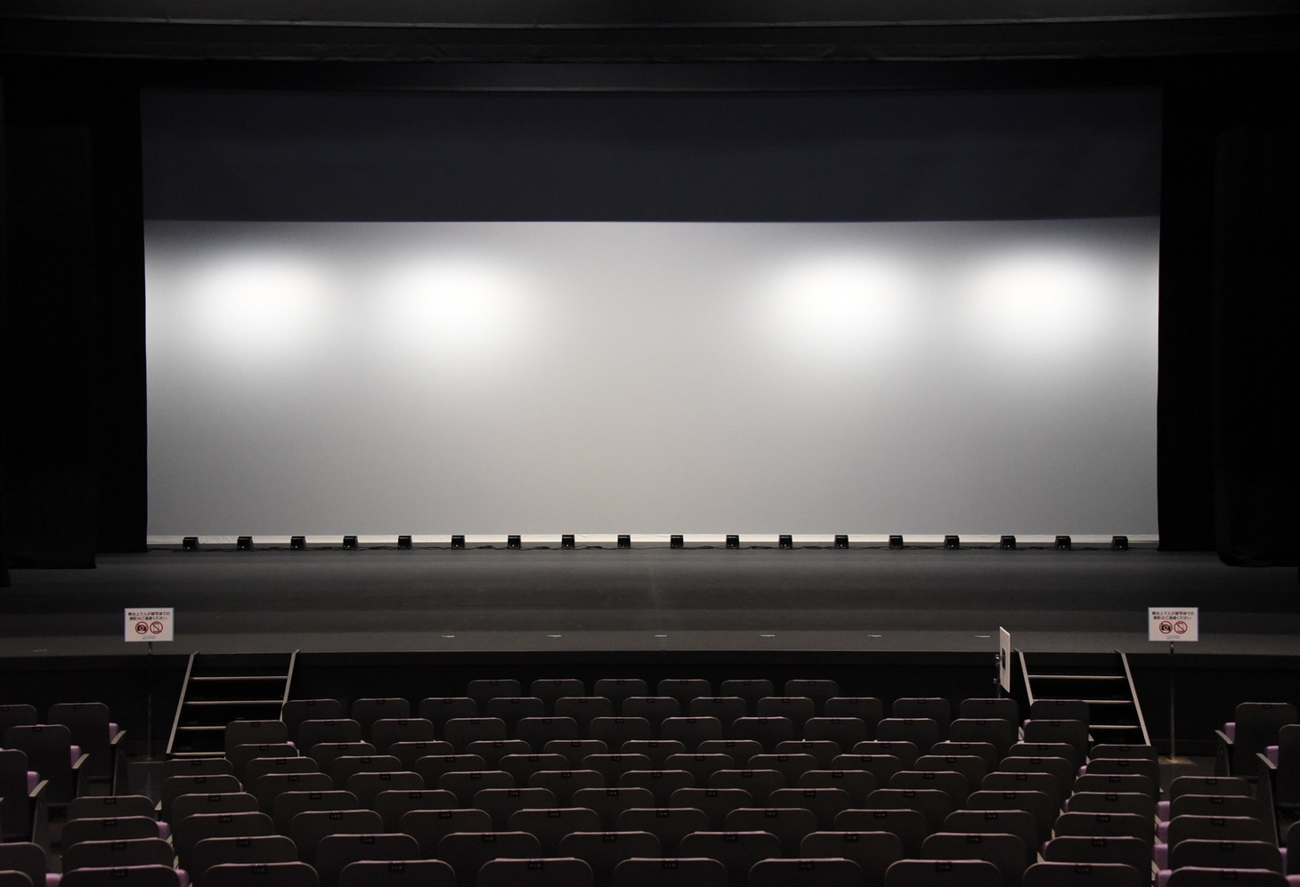 1階席後方から観た、THEATER MILANO-Zaの舞台。