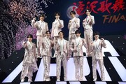 「滝沢歌舞伎ZERO FINAL」初日前会見より、後列左から佐久間大介、渡辺翔太、向井康二、阿部亮平。前列左から宮舘涼太、ラウール、岩本照、目黒蓮、深澤辰哉。