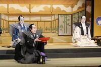 明治座創業百五十周年記念「壽祝桜四月大歌舞伎」昼の部「大杯觴酒戦強者」より。（撮影：松竹）