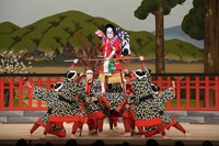 明治座創業百五十周年記念「壽祝桜四月大歌舞伎」昼の部「義経千本桜 鳥居前」より。（撮影：松竹）