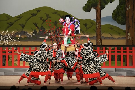 明治座創業百五十周年記念「壽祝桜四月大歌舞伎」昼の部「義経千本桜 鳥居前」より。（撮影：松竹）