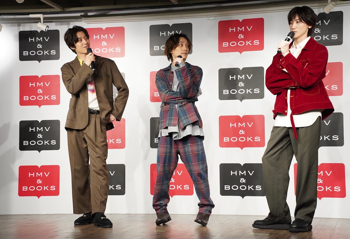 左から水田航生、平間壮一、植原卓也。