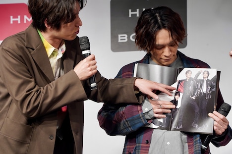 裏地を見せる水田航生を確認する、水田と平間壮一。