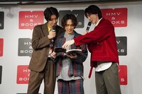 左から水田航生、平間壮一、植原卓也。