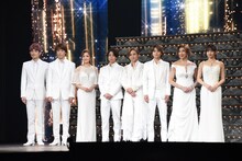 「Endless SHOCK」「Endless SHOCK -Eternal-」開幕記念会見より、左から松崎祐介、越岡裕貴、島田歌穂、北山宏光、堂本光一、佐藤勝利、前田美波里、中村麗乃。