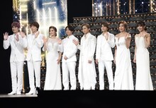 「Endless SHOCK」「Endless SHOCK -Eternal-」開幕記念会見より、左から松崎祐介、越岡裕貴、島田歌穂、北山宏光、堂本光一、佐藤勝利、前田美波里、中村麗乃。