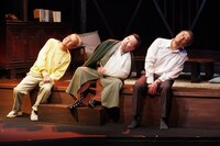 赤信号劇団 第15回公演「誤餐」より。（撮影：御堂義乘）