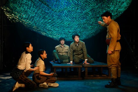 流山児★事務所公演 OKINAWA2部作 1945→1972「キムンウタリ OKINAWA1945」より。