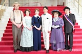 左から小田井涼平、剣幸、花乃まりあ、坂本昌行、森公美子、六角精児。