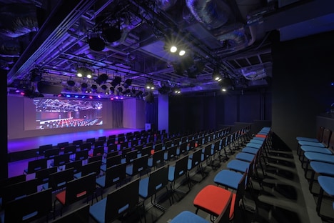 下手後方の客席から見た舞台の様子。