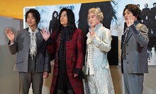 左から佐藤寛太、稲垣吾郎、大鶴佐助、崎山つばさ。