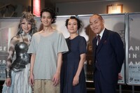 2022 / 2023シーズン フルオーディション Vol.5「エンジェルス・イン・アメリカ」第1部「ミレニアム迫る」 / 第2部「ペレストロイカ」囲み取材の様子。左から水夏希、岩永達也、鈴木杏、山西惇。