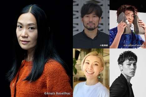 「さかさまの世界」より、伊藤郁女（左）と出演者（右）。