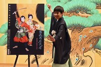 カメラマンに「ポスタービジュアルのようなポーズでお願いします！」とリクエストされ、笑顔で応える寺嶋眞秀。