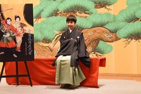 坂東玉三郎からの教えを身体の動きで記者に伝える寺嶋眞秀。