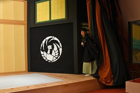 原状復帰のため、一度閉めた幕を元に戻した寺嶋眞秀。