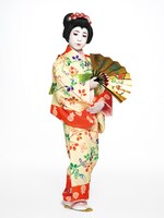 寺嶋眞秀扮する女童。（撮影：土井浩一郎）