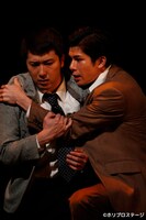 ミュージカル「スリル・ミー」2014年版より、尾上松也扮する“私”（左）。右は柿澤勇人扮する“彼”。（撮影：渡部孝弘）