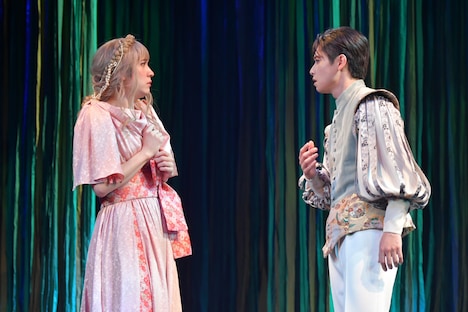 舞台「夏の夜の夢」より。（撮影：山副圭吾）