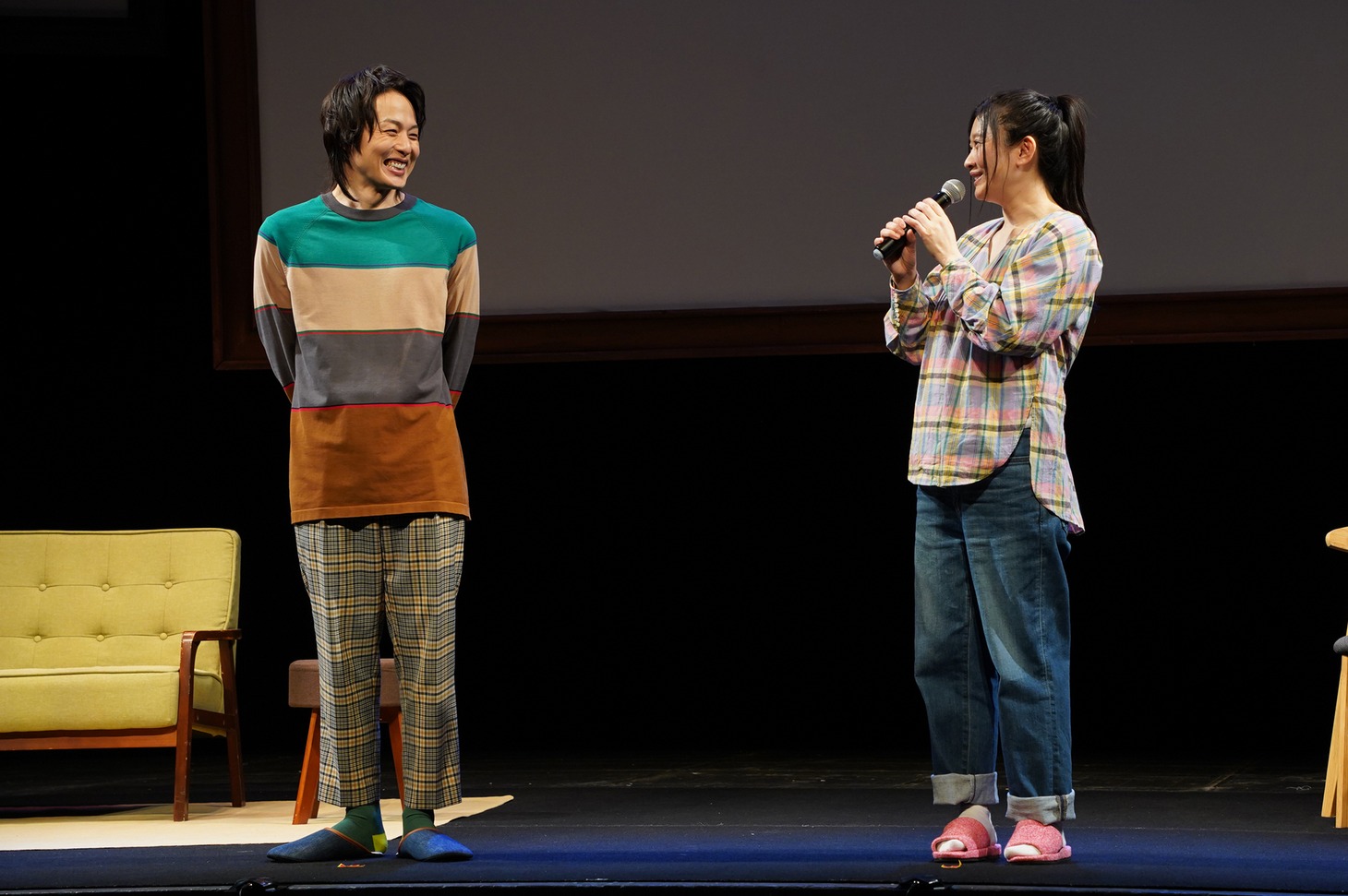 左から荒木宏文、篠原涼子。
