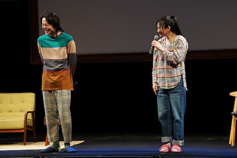 左から荒木宏文、篠原涼子。