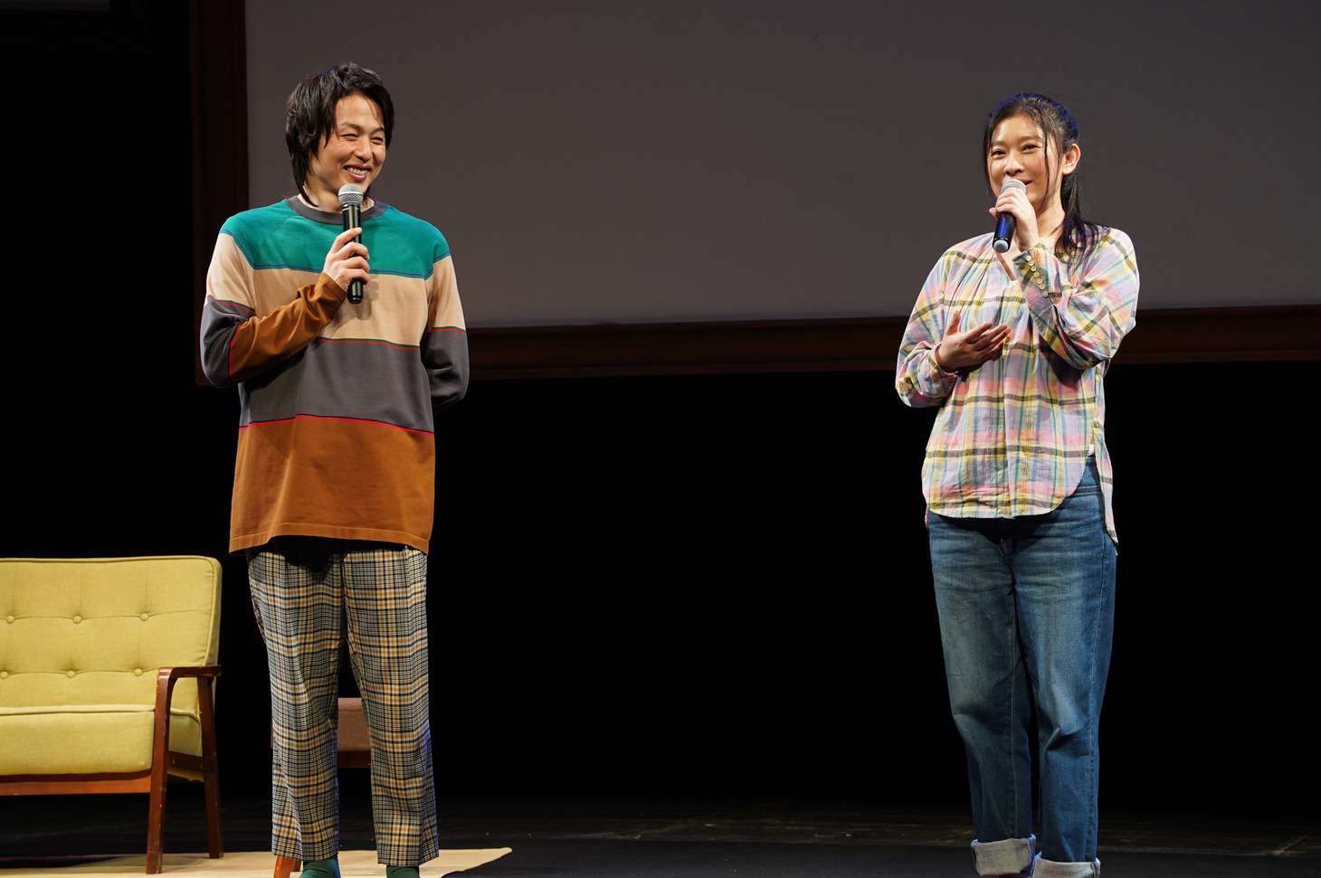左から荒木宏文、篠原涼子。