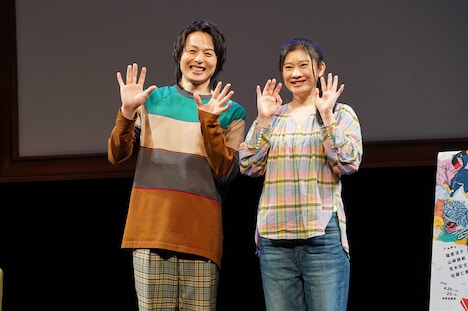 左から荒木宏文、篠原涼子。