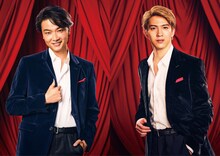 クリスチャン役の井上芳雄（左）、甲斐翔真（右）。