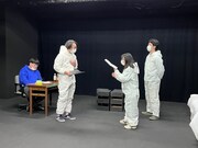 「空に菜の花、地に鉞」稽古の様子。（提供：渡辺源四郎商店）