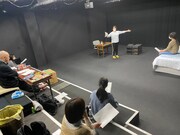 「空に菜の花、地に鉞」稽古の様子。（提供：渡辺源四郎商店）