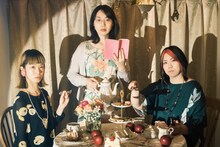 趣向のメンバー。左から大川翔子、オノマリコ、前原麻希。（撮影：佐藤茉優花）