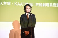 祝辞を述べる長塚圭史。