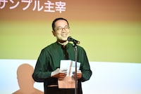 祝辞を述べる松井周。