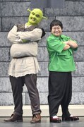 2022年に実施された「シュレック・ザ・ミュージカル」トライアウト公演の初日会見の様子。左からシュレック役のspi、近藤春菜。（撮影：阿部章仁）