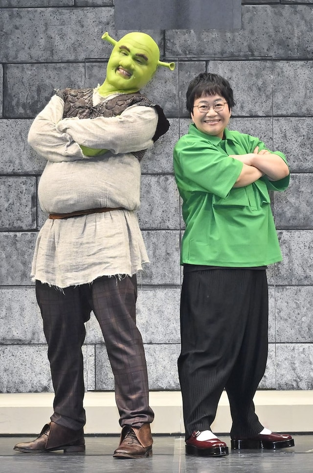 2022年に実施された「シュレック・ザ・ミュージカル」トライアウト公演の初日会見の様子。左からシュレック役のspi、近藤春菜。（撮影：阿部章仁）