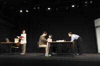 爍綽と vol.1「デンジャラス・ドア」より。（撮影：曳野若菜）