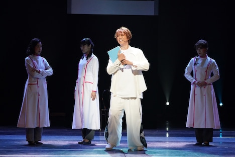 ミュージカル「アルジャーノンに花束を」より。(撮影:岩田えり)