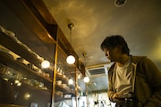 どんなふうに撮影するか、イメージを膨らませる竪山隼太。(撮影:平岩享)
